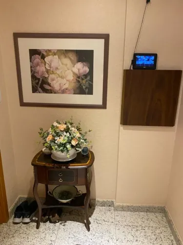 Mesa de Cabeceira / Aparador de Canto Clássico em Madeira Maciça