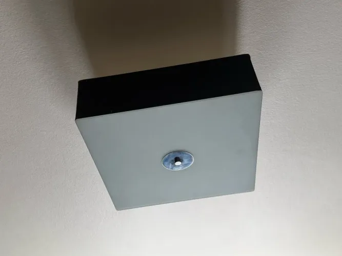 Plafon quadrado (luminária de teto) com borda preta e difusor de vidro leitoso/