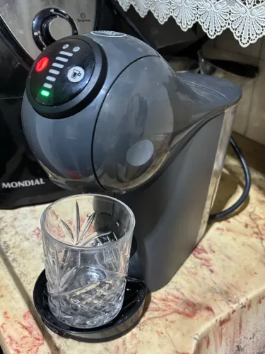 Cafeteira Dolce Gusto Nescafé BASICAMENTE NOVA!