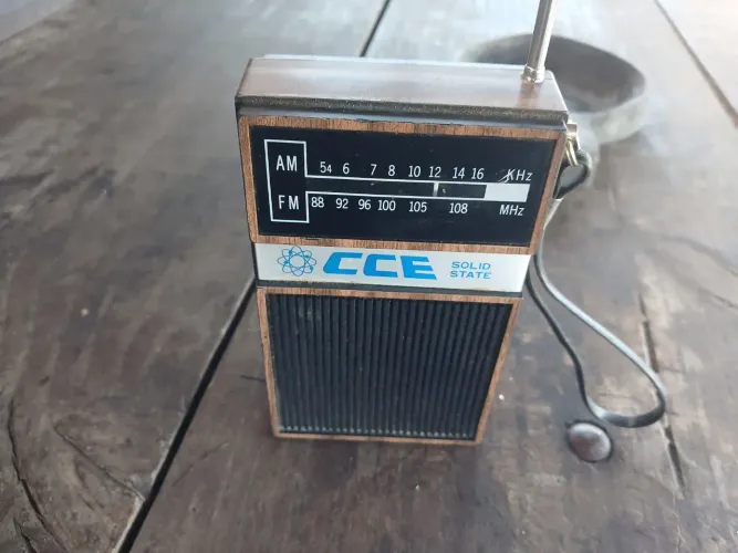 Rádio portátil CCE antigo