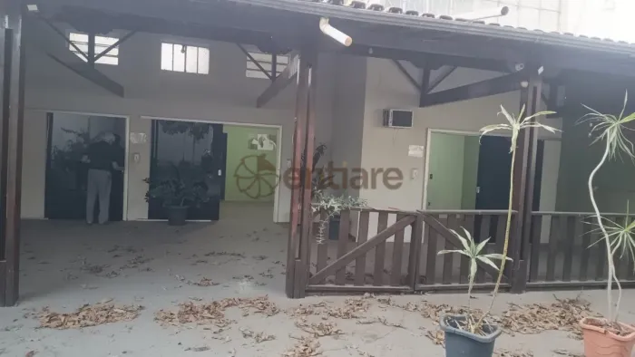 Casa com 4 quartos para alugar em Contagem
