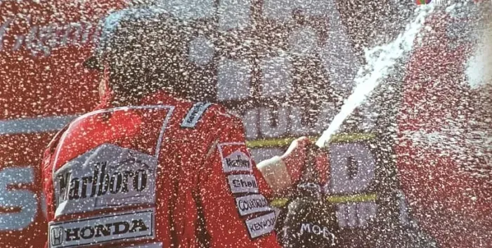 Foto Ayrton Senna ...comemorando vitórias para variar.