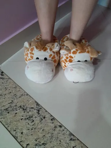 Pantufa girafa adulto pouco usada