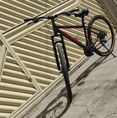 Bike Aro 29 First - Câmbio Shimano e Freio a Disco - Semi-Nova