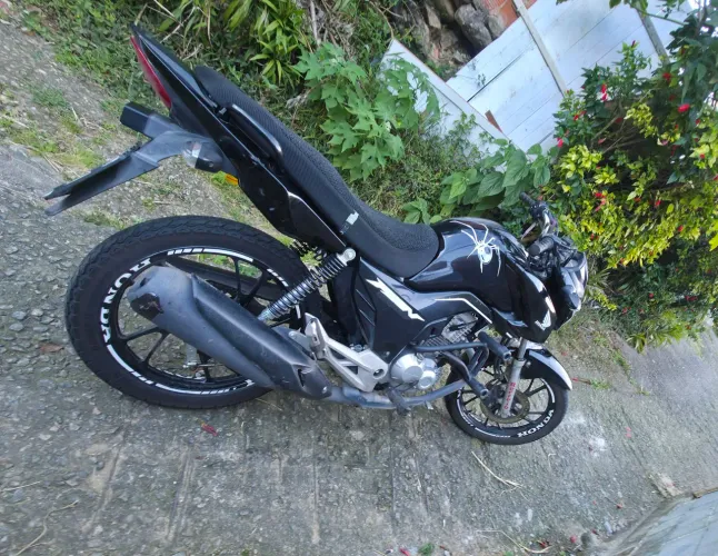 Vendo van 160 2024 muito nova com chave reserva, único dono 22mil rodados