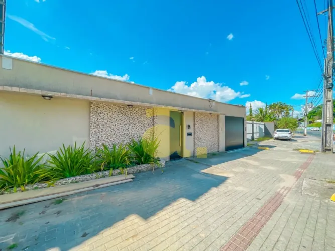 Casa com piscina e móveis diferenciados | BAIRRO SALTO, BLUMENAU
