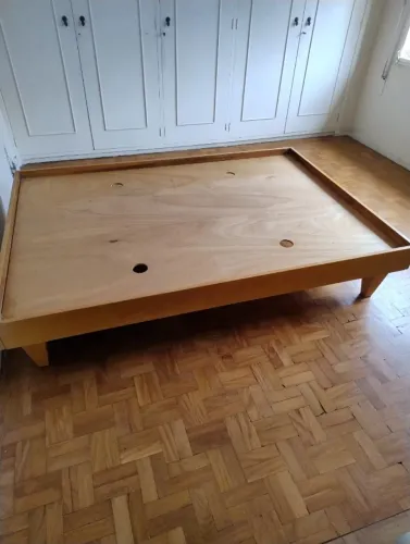 Cama Queen box da marca Move em jequitibá