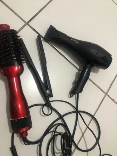 Prancha, secador e escova rotativa