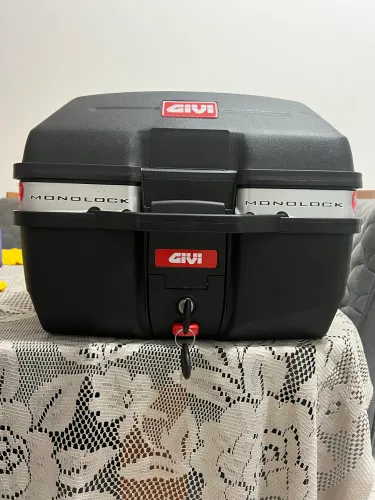 Baú givi 27 L + suporte 