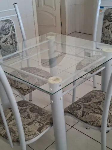 Mesa com 4 cadeiras e uma airfyir