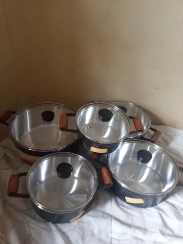 Vende-se conjunto de panela com 5 peças novo comprei e não gostei do
