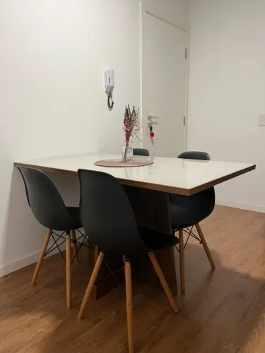 MESA COM TAMPA DE VIDRO + QUATRO CADEIRAS