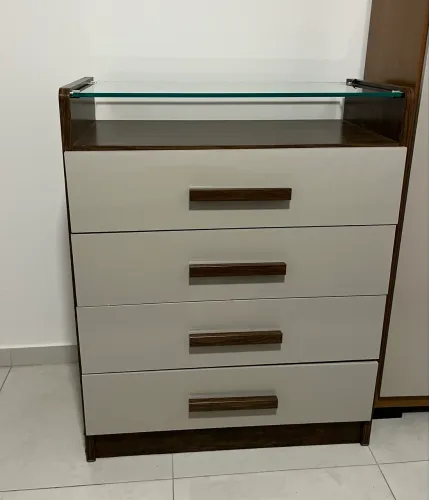 Cômoda 4 Gavetas com Tampo de Vidro - Excelente Estado