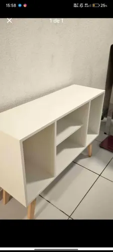 Rack retro branco com pés em madeira 