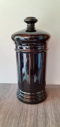 Pote esmaltado, anos 70, na cor preta.