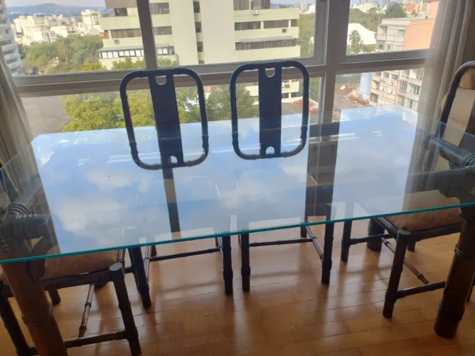 Mesa com tampo vidro 10mm, pés em madeira