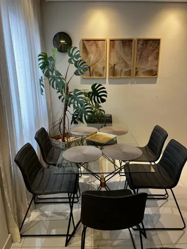 Mesa de jantar com tampo de vidro + 6 cadeiras
