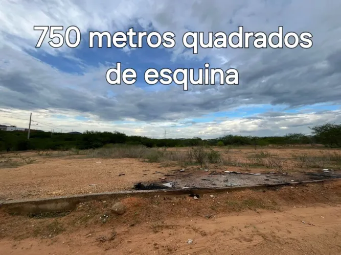 Terreno 750 metros quadrados de esquina prontinho pra fazer várias casas .