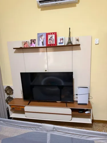 Home / Painel para TV com Rack Integrado - Off-White com Madeira (1,80m)