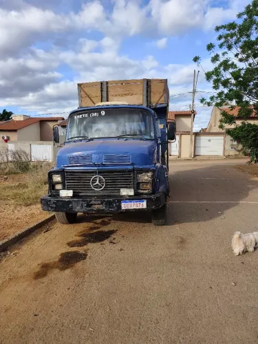 Caminhão caçamba 