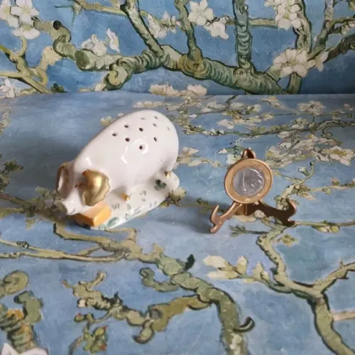 Paliteiro antigo de porcelana, com corpo de porco. Mede,5,5 de altura.