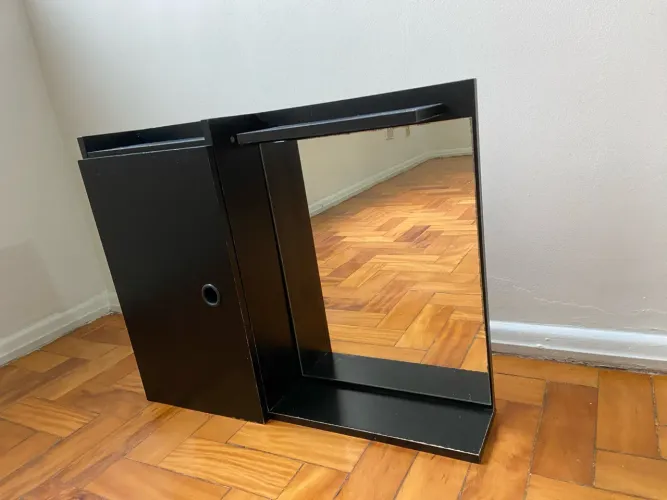 Armário de banheiro com espelho