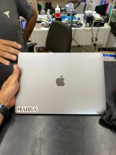 Macbook Pro / 13 Inch - Aceito t/por IPhone 15