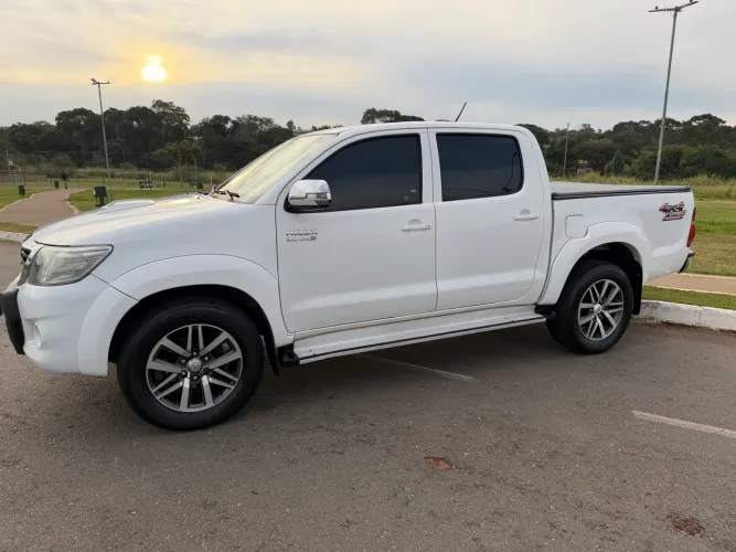 Toyota Hilux CD SRV D4-d 4X4 3.0 TDI Diesel AUT 2013