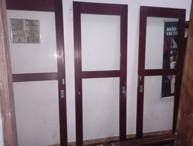 Portas de correr de Massaranduba com vidro completa já vem com os trilhos