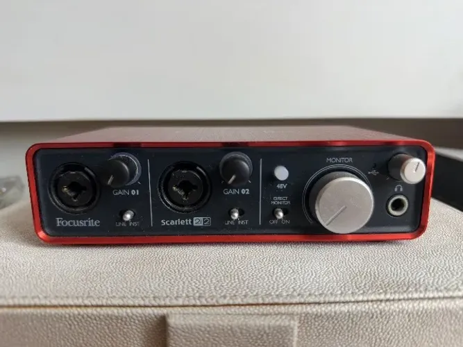 Interface de Áudio Focusrite Scarlett 2i2 1ª Geração + cabo USB-C
