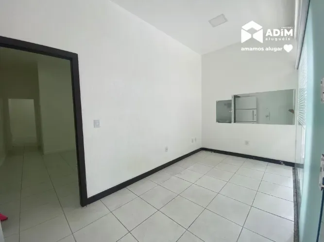 Aluguel anual: Sala térrea de 75 metros privativos em Balneário Camboriú
