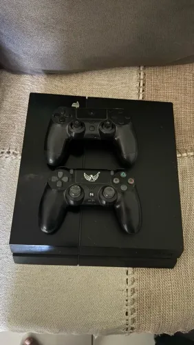 Vendo ps4 desbloqueado de 1tb com 15 jogos e 2 controle