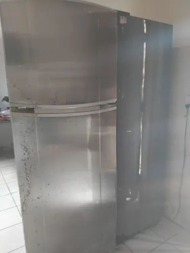 Geladeira precisa de concerto; congelador funcionando