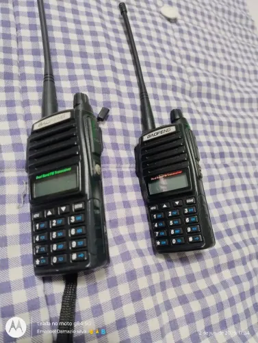 2 radios baofeng de comunicação.