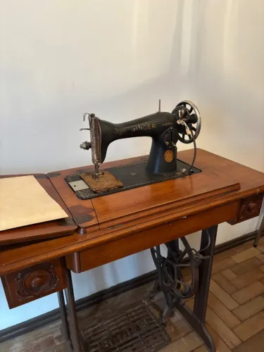 Máquina de Costura Singer Antiga Original com Gabinete em Madeira e Pedal - Vintage