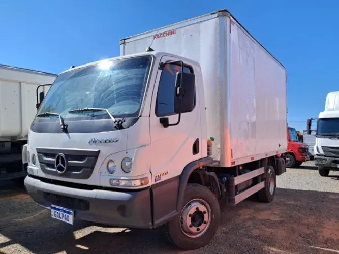 M.Benz Accelo 1016 4X2 Baú Carga Seca - (2021)