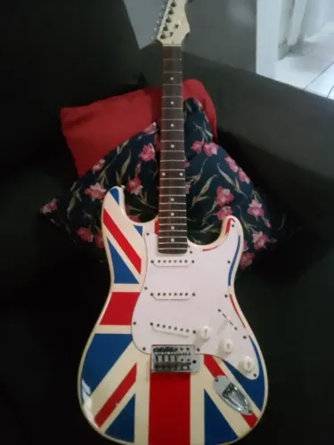 Guitarra Eagle strato anos 90