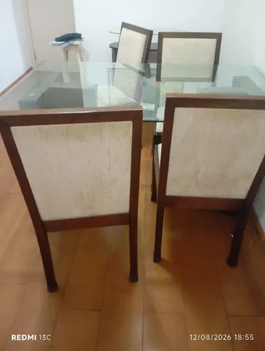 Mesa 4 cadeiras tampo de vidro e pés em madeira