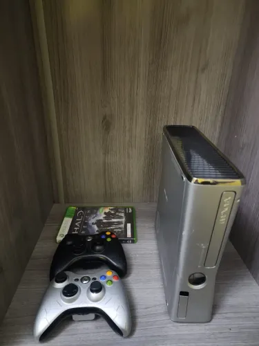 Xbox 360 Halo 4 Limited Edition RGH 500GB + 2 Controles
