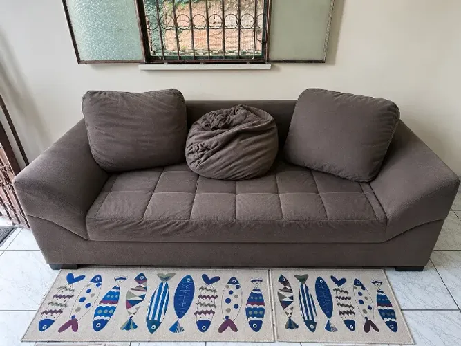 Sofá com 3 almofadas