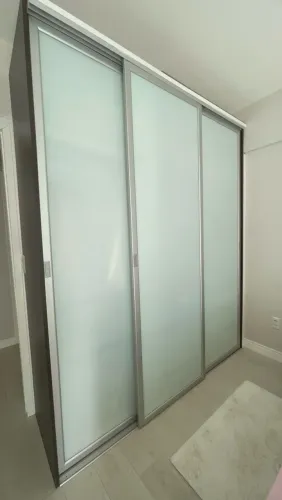 2 Guarda-roupas, 1 estante e 1 armário