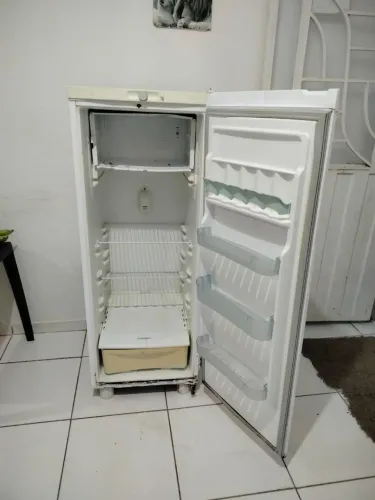 vende-se Geladeira Esmaltec