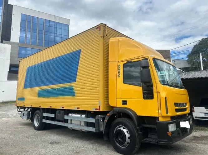 Caminhão baú iveco tector 170E22 2014