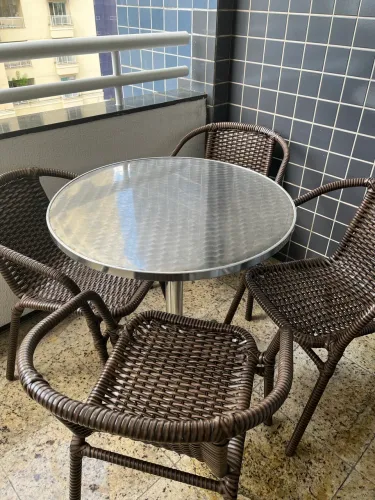 Conjunto de mesa e quatro cadeiras