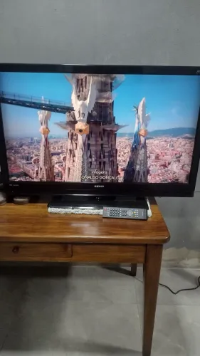Televisão SEMP 42 polegadas com pezinão e smartv mas dá para conectar Chromecast tv box