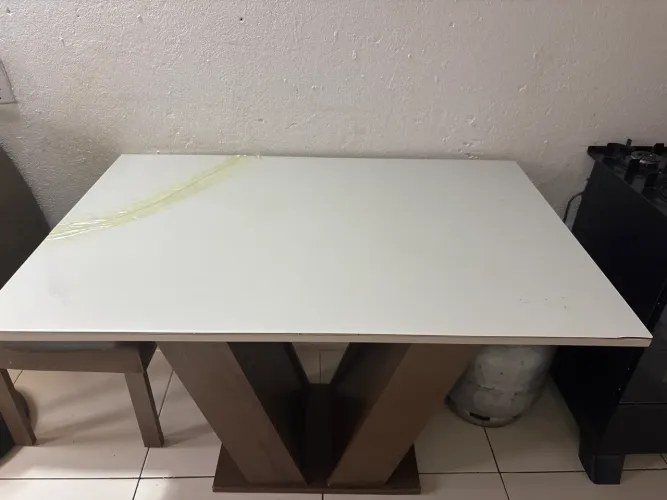 Mesa de janta 4 lugares com 2 cadeiras