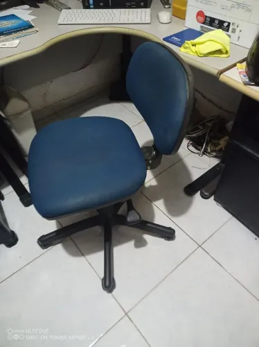 Cadeira de escritório azul em tecido