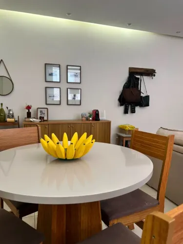 Mesa de jantar redonda + Quatro cadeiras