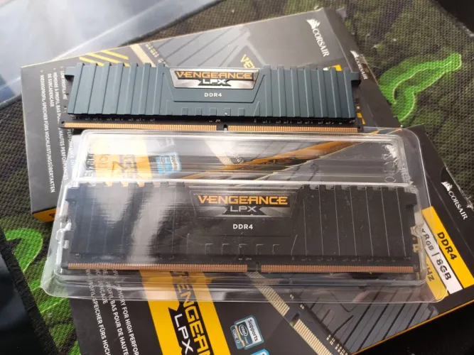 Memoria DDr4 Corsair Vengence 16GB dois pente de 8GB 2400Mhz