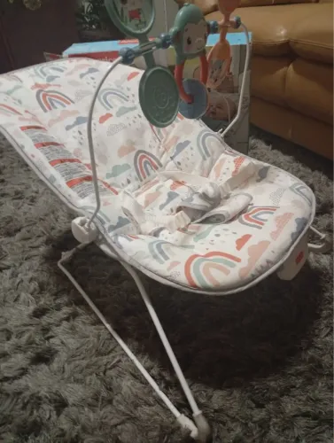 Cadeirinha de bebê Fischer Price com trava de segurança com barra de brinquedo